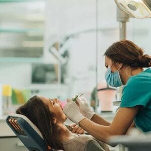 Diş eti çekilmesi ile ilgili tedavi aşamasında gösterilen klinikten bir fotoğraf