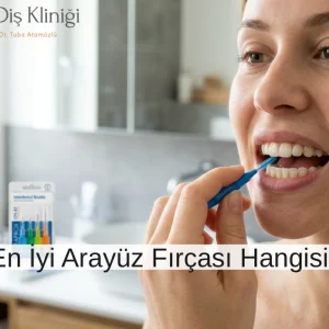 Ayna karşısında dişleri için doğru arayüz fırçasını kullanan bir kadın