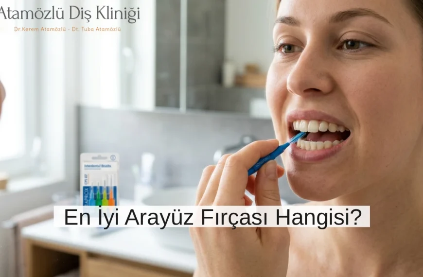 Ayna karşısında dişleri için doğru arayüz fırçasını kullanan bir kadın